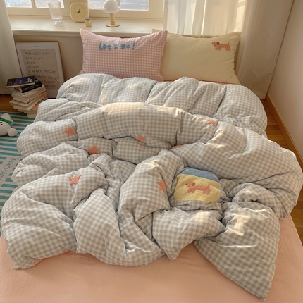 91家纺网 家纺一手货源 找家纺 （总）阿曼达 2025新款爆款超甜可爱酷美毛巾绣软糯糯可以裸睡的水洗m纯色格子双拼四件套