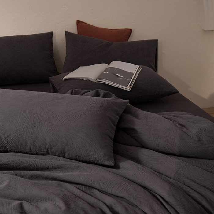 91家纺网 家纺一手货源 找家纺 金丝鸟家纺 2025新款全棉三层纱提花系列四件套 重影 灰