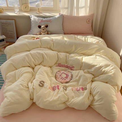 91家纺网 家纺一手货源 找家纺 （总）阿曼达 2025新款爆款超甜可爱酷美毛巾绣软糯糯可以裸睡的水洗m纯色格子双拼四件套