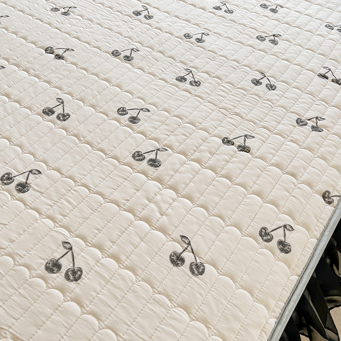 91家纺网 家纺一手货源 找家纺 眠势力 2025新款赫本风花边床笠四季通用加厚夹棉席梦思保护套 多姿樱桃