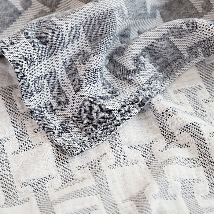 91家纺网 家纺一手货源 找家纺 朴尔2025年新品伯尔尼风格全棉加厚三层纱布毛巾被 邂逅之恋-灰