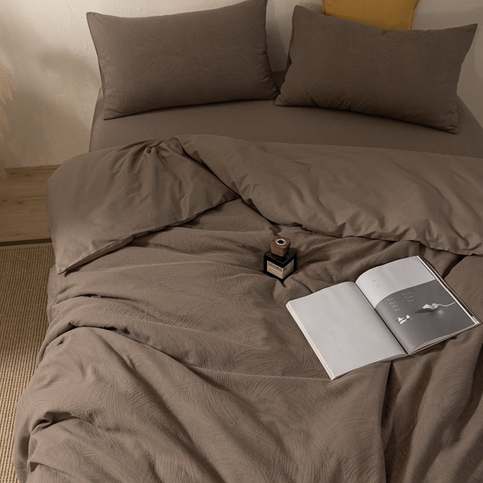 91家纺网 家纺一手货源 找家纺 金丝鸟家纺 2025新款全棉三层纱提花系列四件套 重影 咖