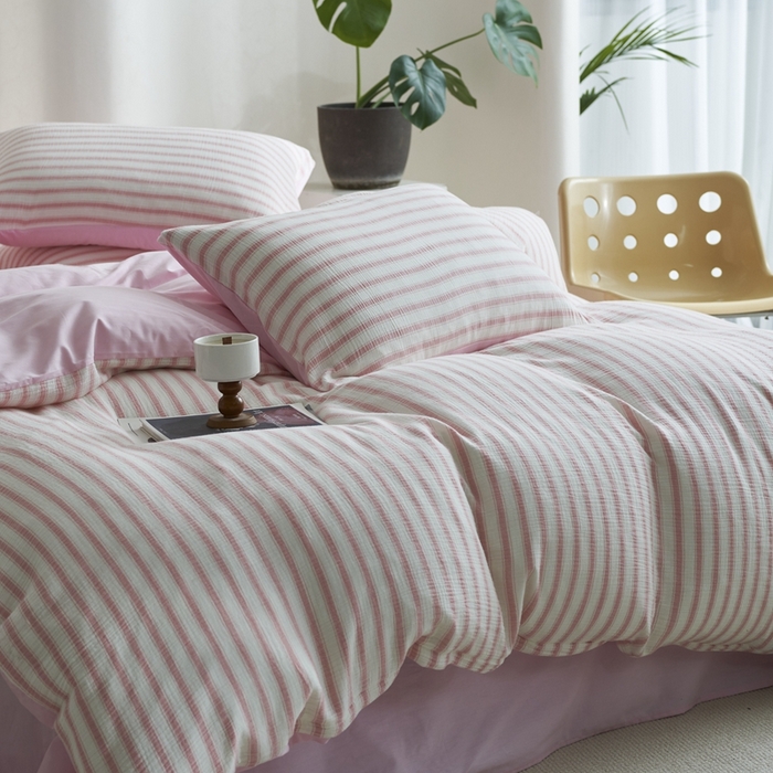 91家纺网 家纺一手货源 找家纺 金丝鸟家纺 2025新款全棉皱皱纱系列四件套 皱皱纱条纹粉