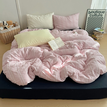 91家纺网 家纺一手货源 找家纺 轻奢坊 2025新款色织提花复古格子四件套 安妮-粉