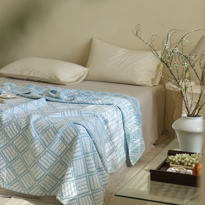 91家纺网 家纺一手货源 找家纺 朴尔2025年新品格调简约风全棉三层纱布毛巾被 曼城时光-蓝