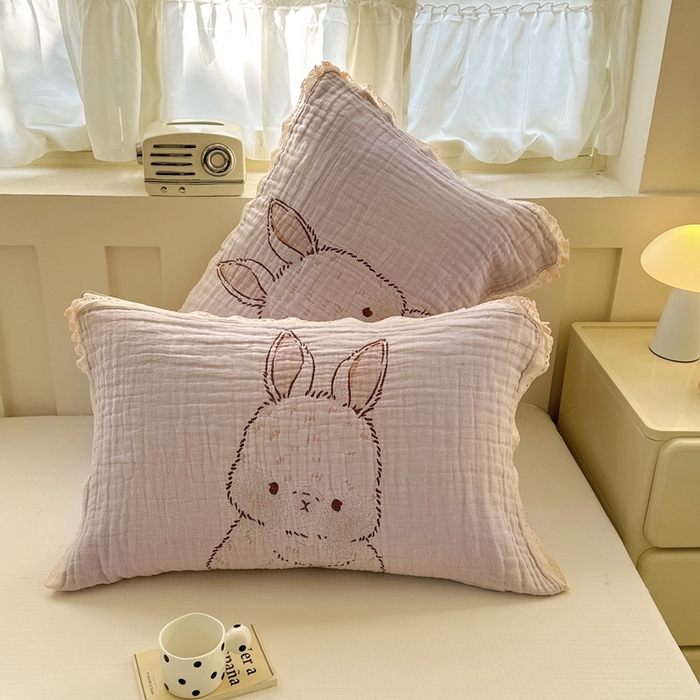 91家纺网 家纺一手货源 找家纺 朴尔家纺-毛巾被 2025新款皱皱纱卡通大版花边全棉四层纱布枕巾 胭脂兔