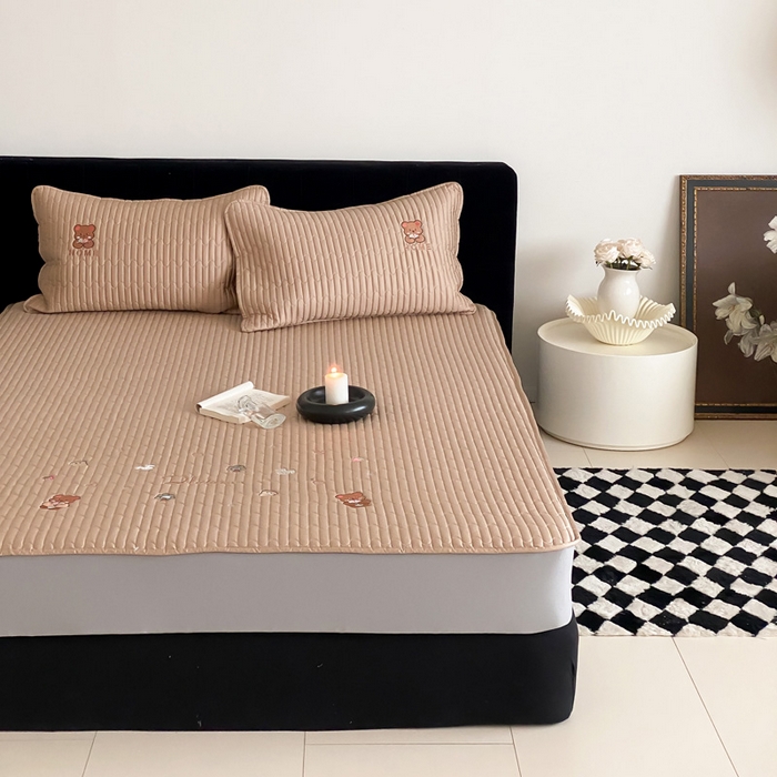 91家纺网 家纺一手货源 找家纺 由有家居 2025新款50S双股长绒棉全棉刺绣绗缝夹棉床笠床垫保护罩 奶茶咖