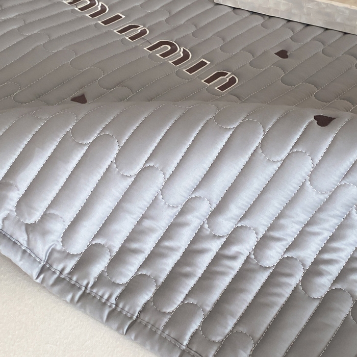 91家纺网 家纺一手货源 找家纺 由有家居 2025新款50S双股长绒棉全棉刺绣绗缝夹棉床笠床垫保护罩 星辰灰