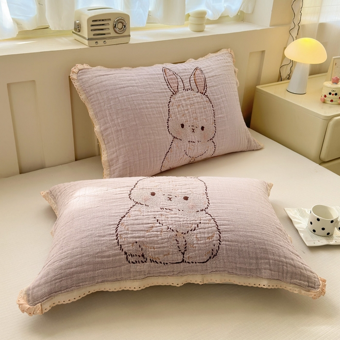 91家纺网 家纺一手货源 找家纺 朴尔家纺-毛巾被 2025新款皱皱纱卡通大版花边全棉四层纱布枕巾 胭脂兔