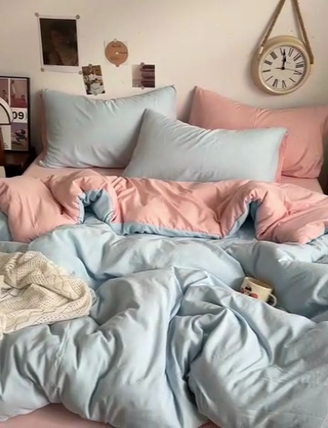 91家纺网 家纺一手货源 找家纺 花伞家居 2025新款纯色拼色柔软亲肤水洗棉简约四件套   奶蓝+奶油粉