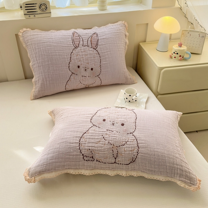 91家纺网 家纺一手货源 找家纺 朴尔家纺-毛巾被 2025新款皱皱纱卡通大版花边全棉四层纱布枕巾 胭脂兔