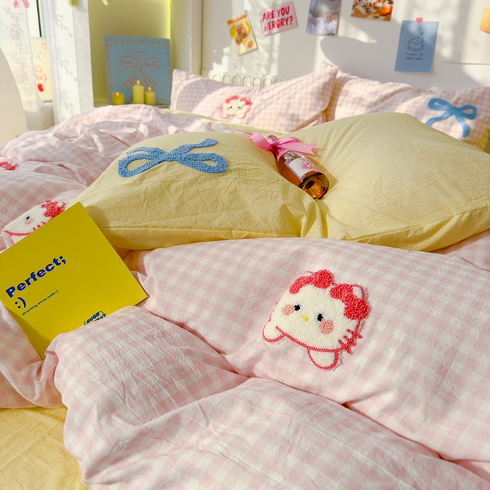 91家纺网 家纺一手货源 找家纺 颜选  2025新款蝴蝶猫系列水洗棉毛巾绣四件套 蝴蝶猫-粉小格