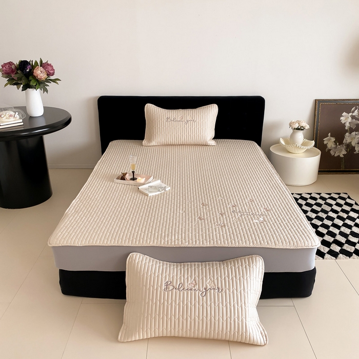 91家纺网 家纺一手货源 找家纺 （总）由有家居 2025新款50S双股长绒棉全棉刺绣绗缝夹棉床笠床垫保护罩