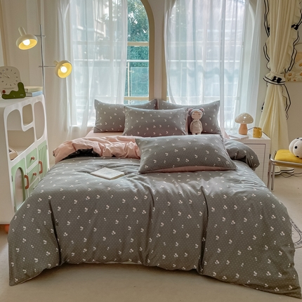 91家纺网 家纺一手货源 找家纺 仟网汇 2025新款针织双层纱AB版四件套 樱桃点点