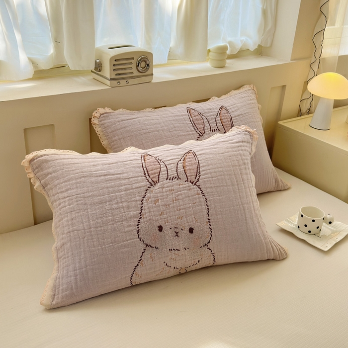 91家纺网 家纺一手货源 找家纺 朴尔家纺-毛巾被 2025新款皱皱纱卡通大版花边全棉四层纱布枕巾 胭脂兔