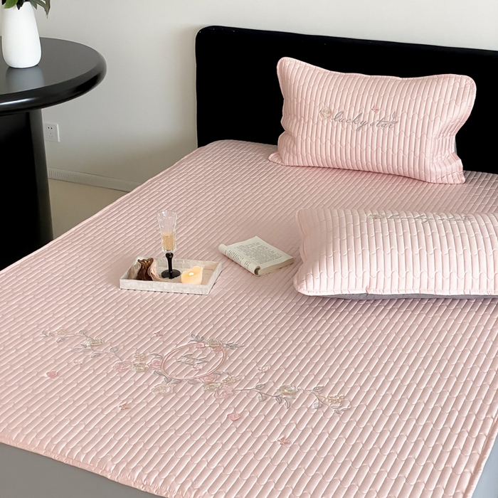 91家纺网 家纺一手货源 找家纺 由有家居 2025新款50S双股长绒棉全棉刺绣绗缝夹棉床笠床垫保护罩 暖心粉