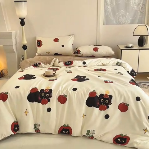 91家纺网 家纺一手货源 找家纺 优迈 2025新款ins风亲肤卡通条格印花水洗棉系列四件套 小黑猫