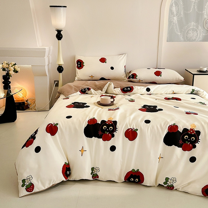 91家纺网 家纺一手货源 找家纺 优迈 2025新款ins风亲肤卡通条格印花水洗棉系列四件套 小黑猫