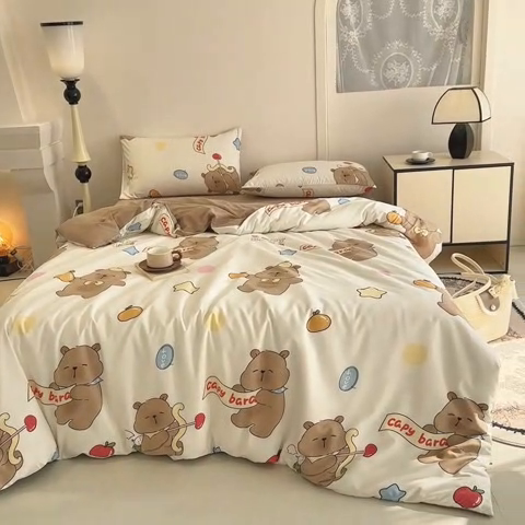 91家纺网 家纺一手货源 找家纺 优迈 2025新款ins风亲肤卡通条格印花水洗棉系列四件套 欢乐卡巴