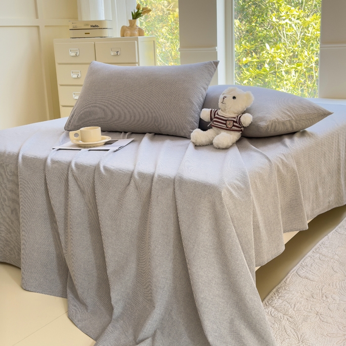 91家纺网 家纺一手货源 找家纺 柠萌家居 2025新款无印风全棉色织A类母婴级纯棉水洗棉床单 灰极细条