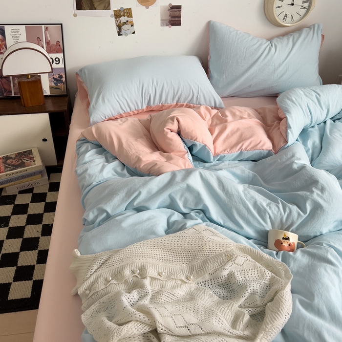 91家纺网 家纺一手货源 找家纺 花伞家居 2025新款纯色拼色柔软亲肤水洗棉简约四件套   奶蓝+奶油粉
