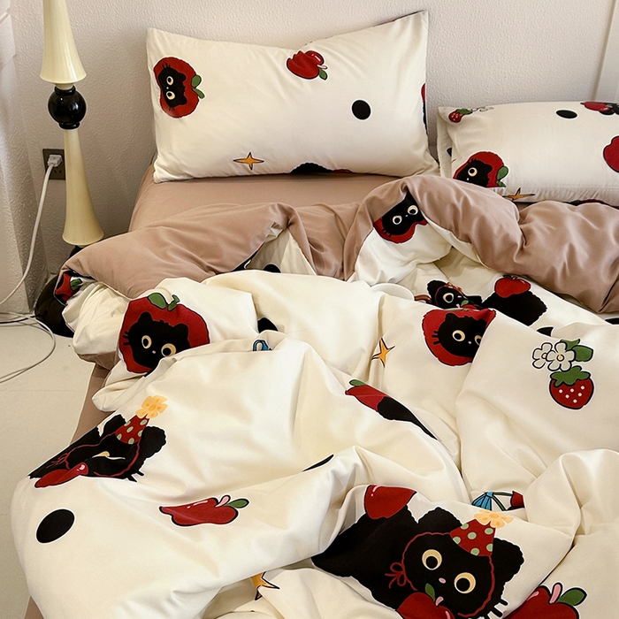 91家纺网 家纺一手货源 找家纺 优迈 2025新款ins风亲肤卡通条格印花水洗棉系列四件套 小黑猫