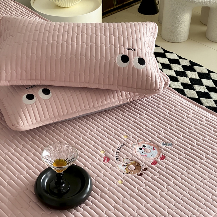 91家纺网 家纺一手货源 找家纺 由有家居 2025新款50S双股长绒棉全棉刺绣绗缝夹棉床笠床垫保护罩 慕晴粉