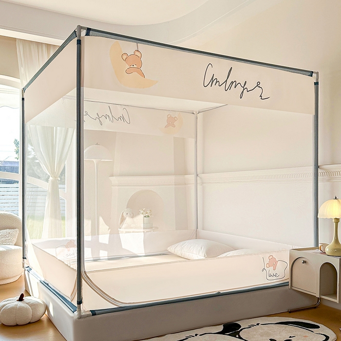 91家纺网 家纺一手货源 找家纺 青竹苑 2025新款三门大版上下布印花外穿坐床蚊帐床笠式防摔方帐 憨睡熊