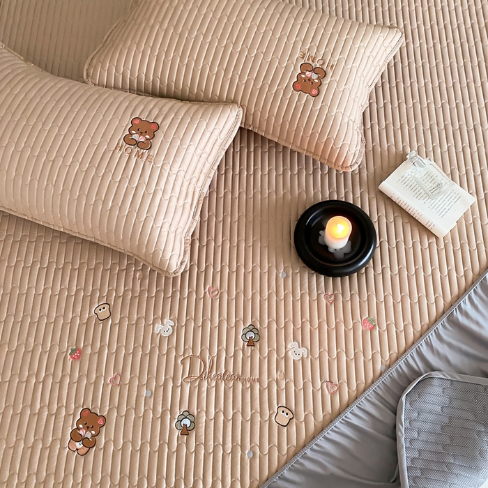 91家纺网 家纺一手货源 找家纺 由有家居 2025新款50S双股长绒棉全棉刺绣绗缝夹棉床笠床垫保护罩 奶茶咖