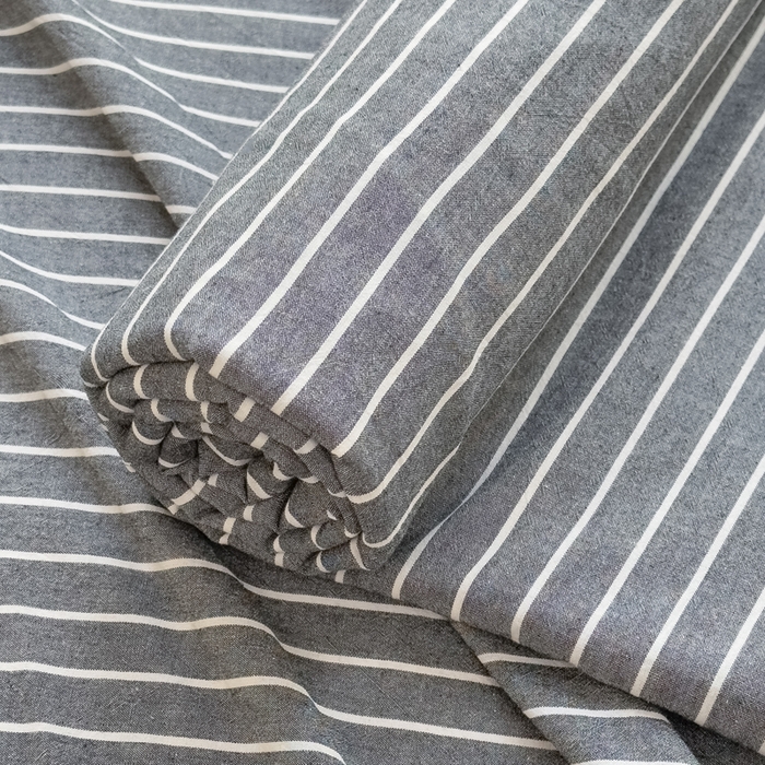 91家纺网 家纺一手货源 找家纺 柠萌家居 2025新款无印风全棉色织A类母婴级纯棉水洗棉床单 中条纹深灰