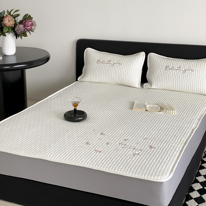 91家纺网 家纺一手货源 找家纺 由有家居 2025新款50S双股长绒棉全棉刺绣绗缝夹棉床笠床垫保护罩 珍珠白