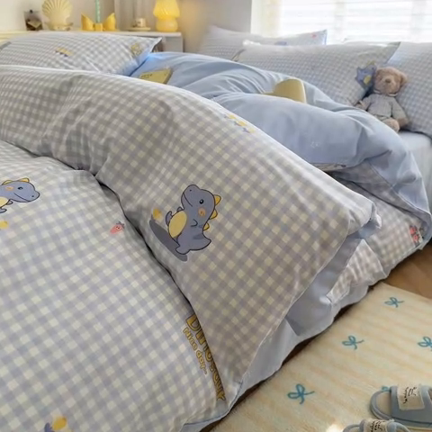 91家纺网 家纺一手货源 找家纺 名兮家居 2025年新款13372全棉印花四件套-卡通系列 格子恐龙