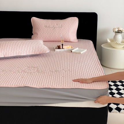 由有家居 2025新款50S双股长绒棉全棉刺绣绗缝夹棉床笠床垫保护罩 暖心粉