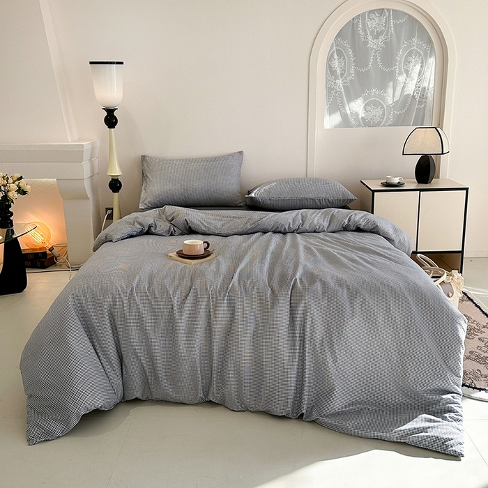 91家纺网 家纺一手货源 找家纺 优迈 2025新款ins风亲肤卡通条格印花水洗棉系列四件套 日系高级灰格