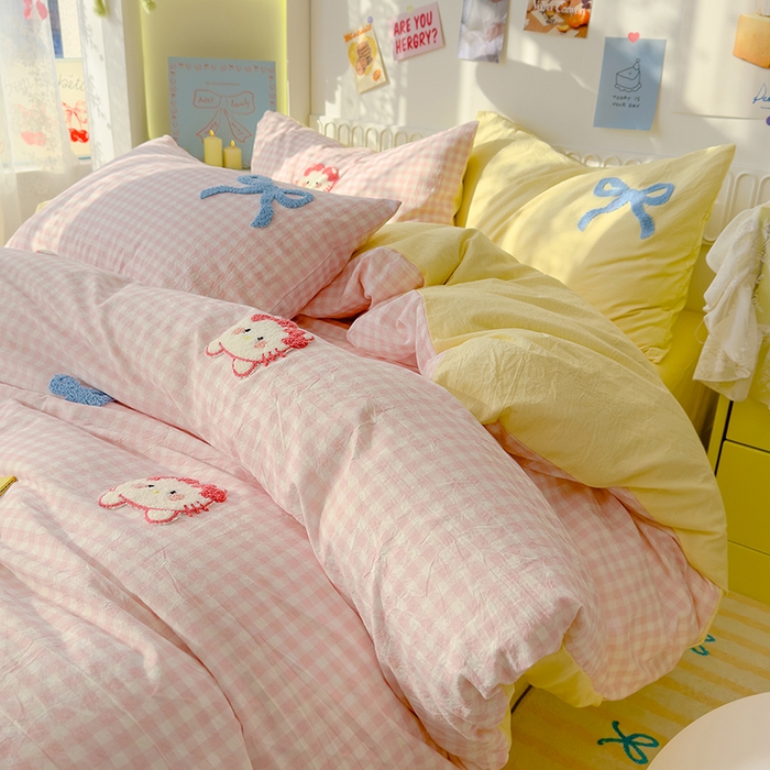 91家纺网 家纺一手货源 找家纺 颜选  2025新款蝴蝶猫系列水洗棉毛巾绣四件套 蝴蝶猫-粉小格