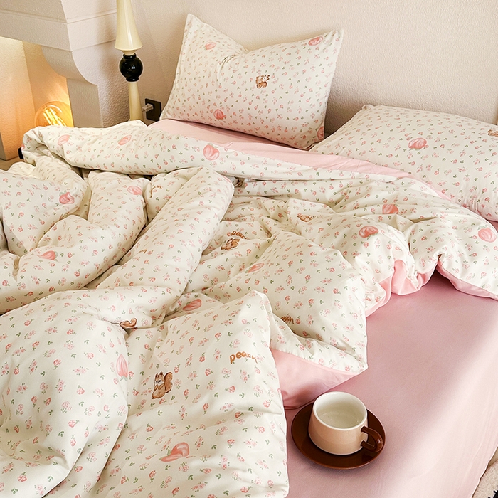 91家纺网 家纺一手货源 找家纺 优迈 2025新款ins风亲肤卡通条格印花水洗棉系列四件套 蜜桃松鼠