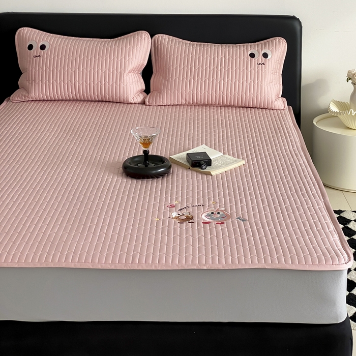 91家纺网 家纺一手货源 找家纺 由有家居 2025新款50S双股长绒棉全棉刺绣绗缝夹棉床笠床垫保护罩 慕晴粉