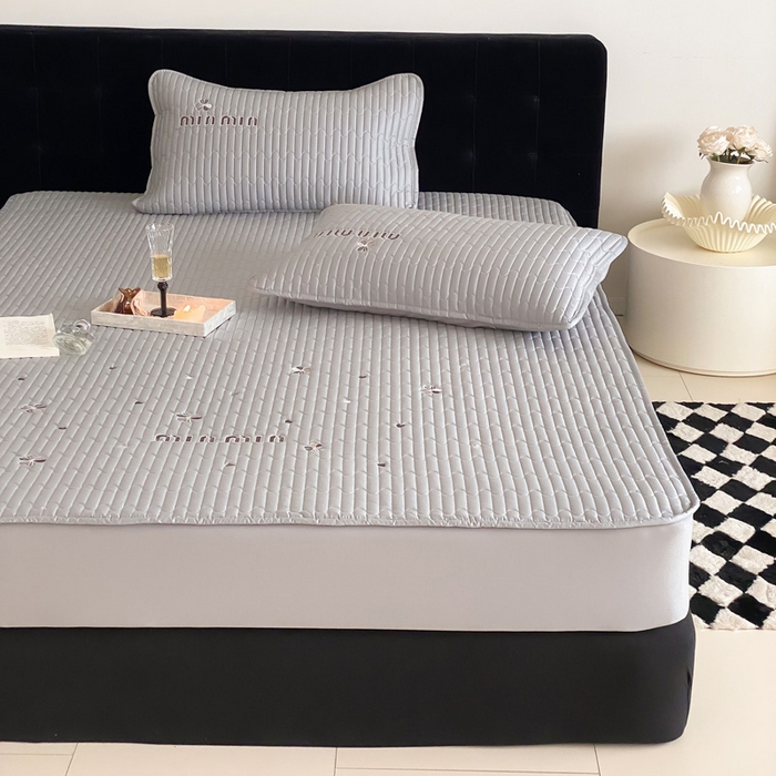 91家纺网 家纺一手货源 找家纺 由有家居 2025新款50S双股长绒棉全棉刺绣绗缝夹棉床笠床垫保护罩 星辰灰