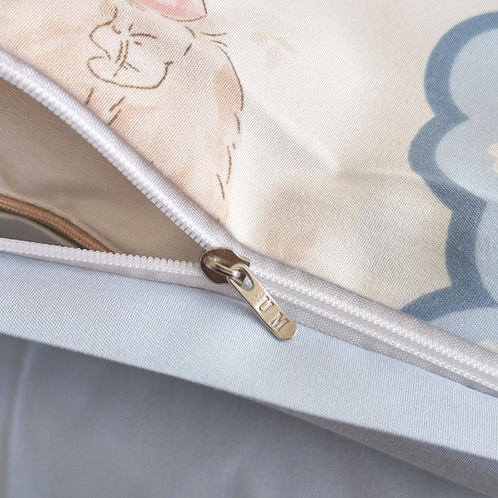 91家纺网 家纺一手货源 找家纺 优迈 2025新款ins风亲肤卡通条格印花水洗棉系列四件套 可爱小兔