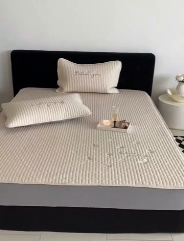 91家纺网 家纺一手货源 找家纺 由有家居 2025新款50S双股长绒棉全棉刺绣绗缝夹棉床笠床垫保护罩 舒芙蕾