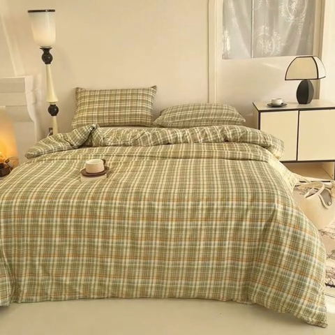 91家纺网 家纺一手货源 找家纺 优迈 2025新款ins风亲肤卡通条格印花水洗棉系列四件套 日系橄榄格