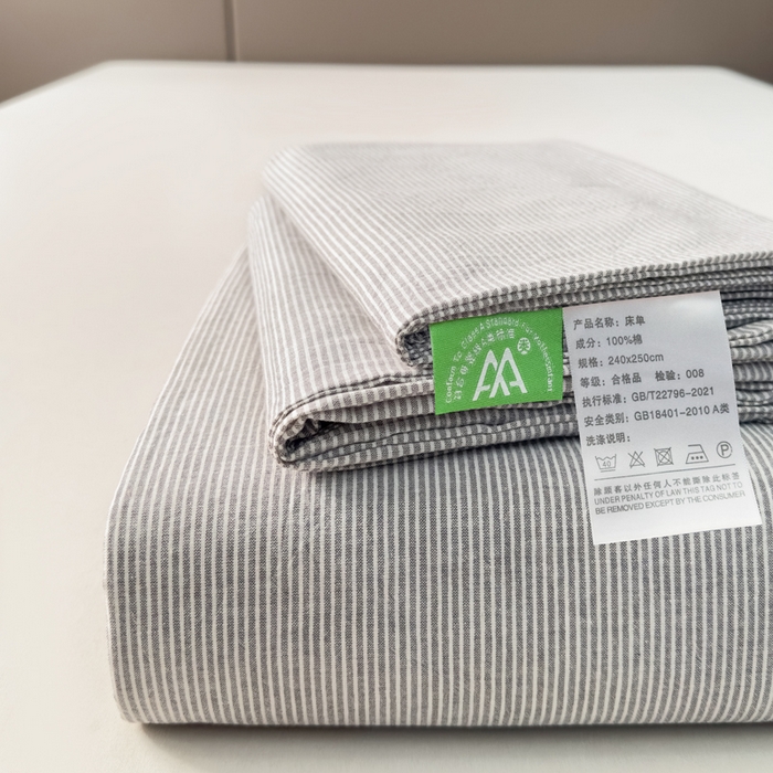 91家纺网 家纺一手货源 找家纺 柠萌家居 2025新款无印风全棉色织A类母婴级纯棉水洗棉床单 灰极细条