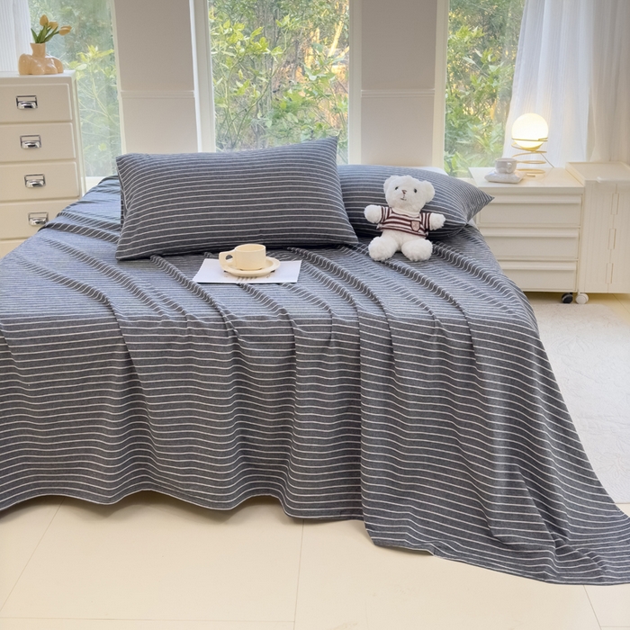 91家纺网 家纺一手货源 找家纺 柠萌家居 2025新款无印风全棉色织A类母婴级纯棉水洗棉床单 中条纹深灰