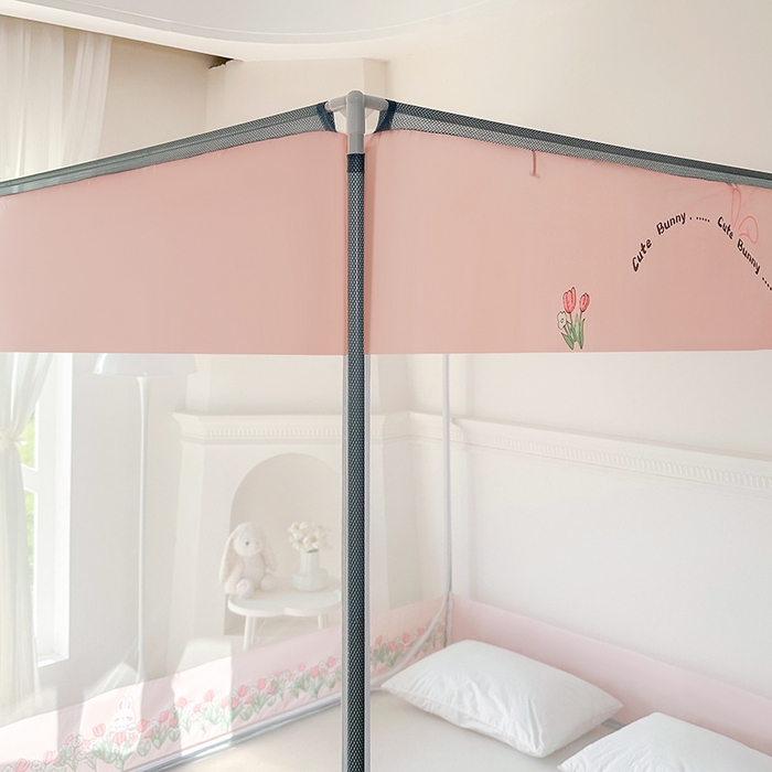 91家纺网 家纺一手货源 找家纺 青竹苑 2025新款三门大版上下布印花外穿坐床蚊帐床笠式防摔方帐 花丛兔兔