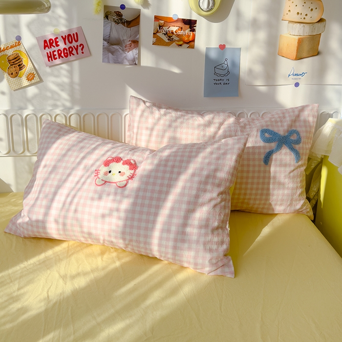 91家纺网 家纺一手货源 找家纺 颜选  2025新款蝴蝶猫系列水洗棉毛巾绣四件套 蝴蝶猫-粉小格