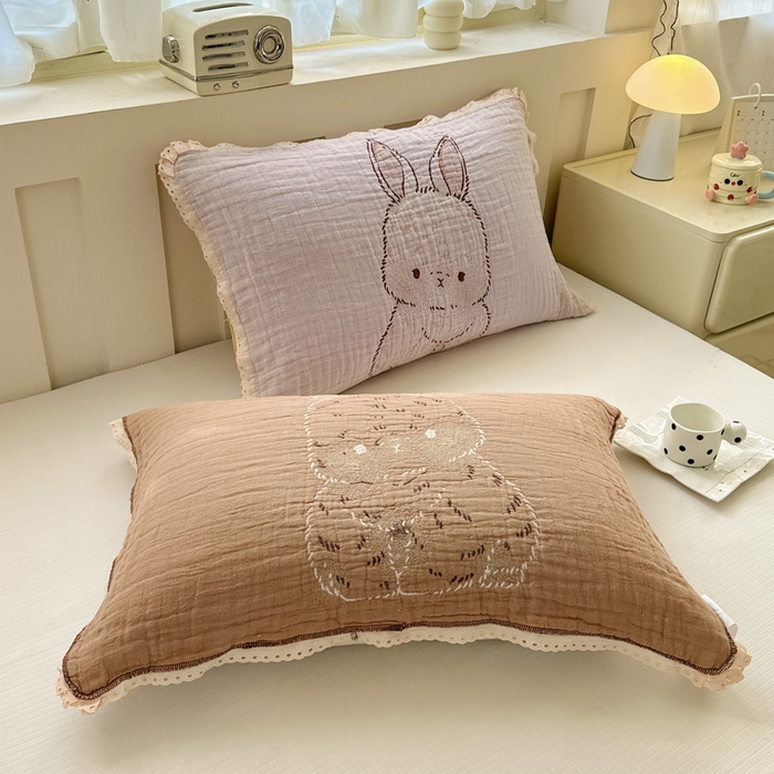 91家纺网 家纺一手货源 找家纺 朴尔家纺-毛巾被 2025新款皱皱纱卡通大版花边全棉四层纱布枕巾 胭脂兔