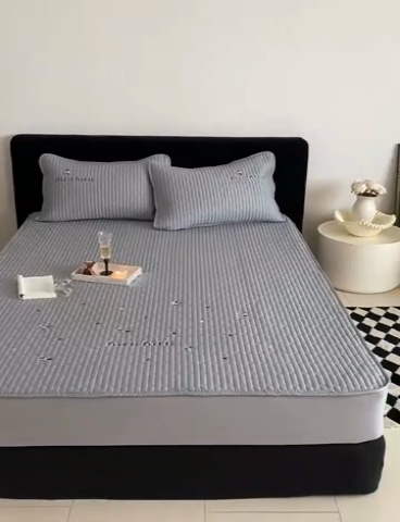 91家纺网 家纺一手货源 找家纺 由有家居 2025新款50S双股长绒棉全棉刺绣绗缝夹棉床笠床垫保护罩 星辰灰