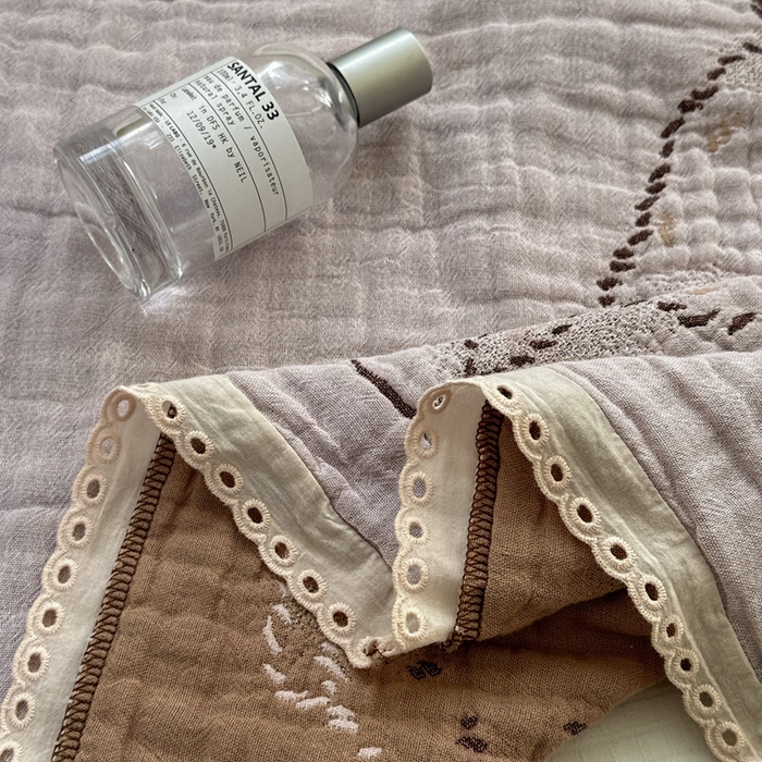 91家纺网 家纺一手货源 找家纺 朴尔家纺-毛巾被 2025新款皱皱纱卡通大版花边全棉四层纱布枕巾 胭脂兔