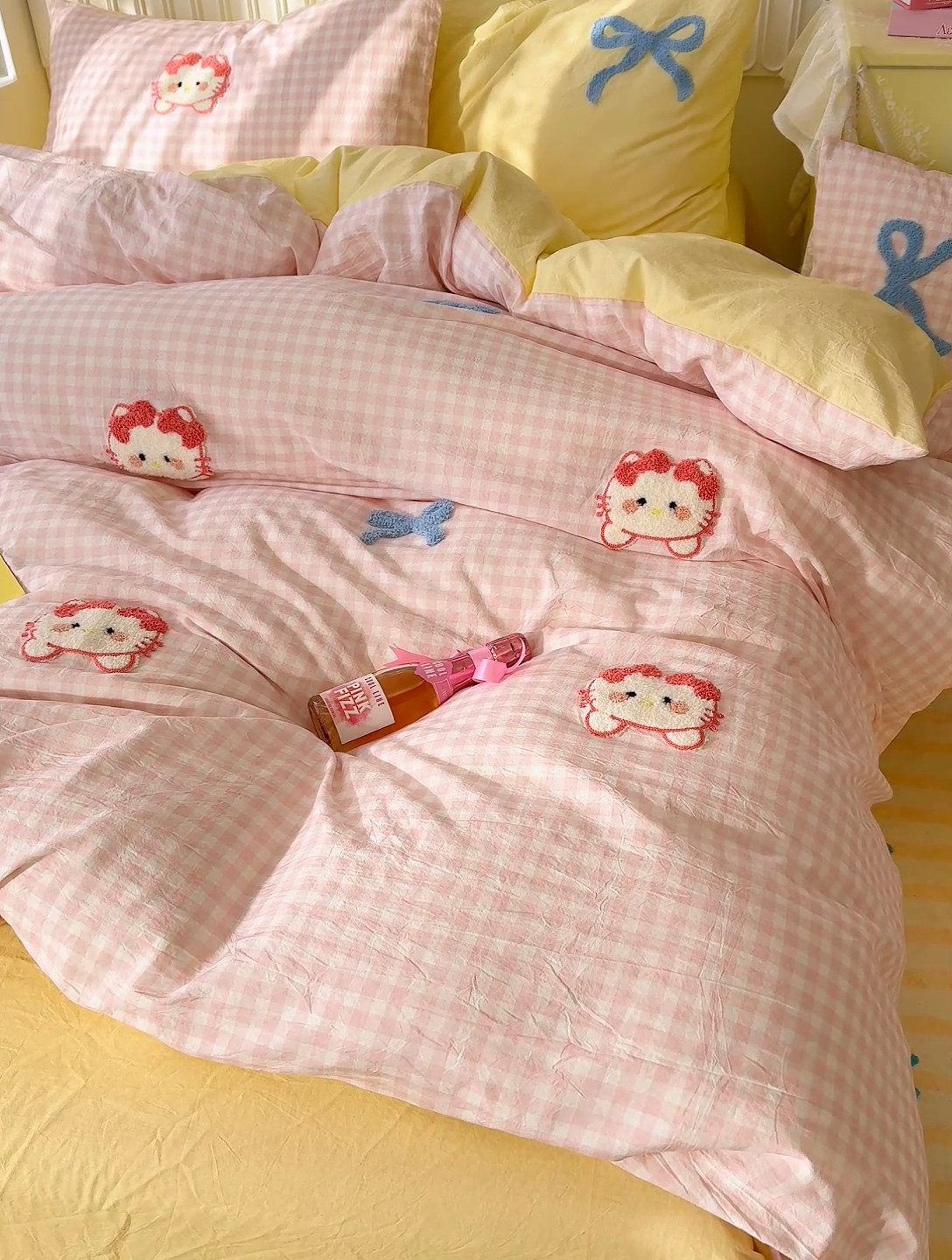 91家纺网 家纺一手货源 找家纺 颜选  2025新款蝴蝶猫系列水洗棉毛巾绣四件套 蝴蝶猫-粉小格