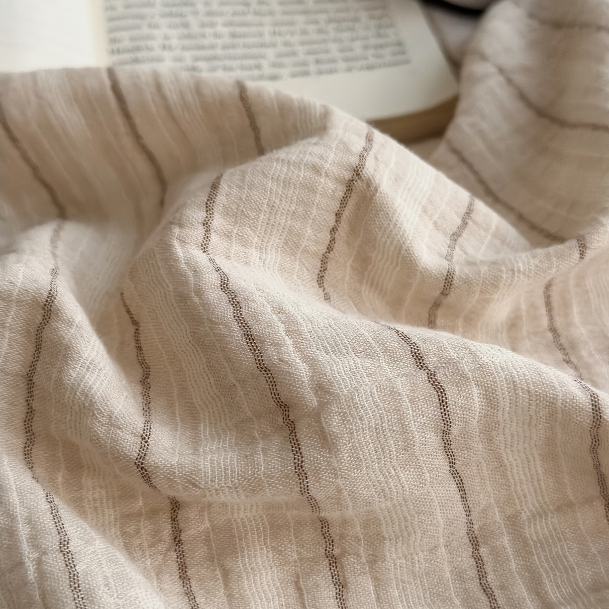 91家纺网 家纺一手货源 找家纺 席世家条纹皱皱纱-午逅 午逅-浅咖